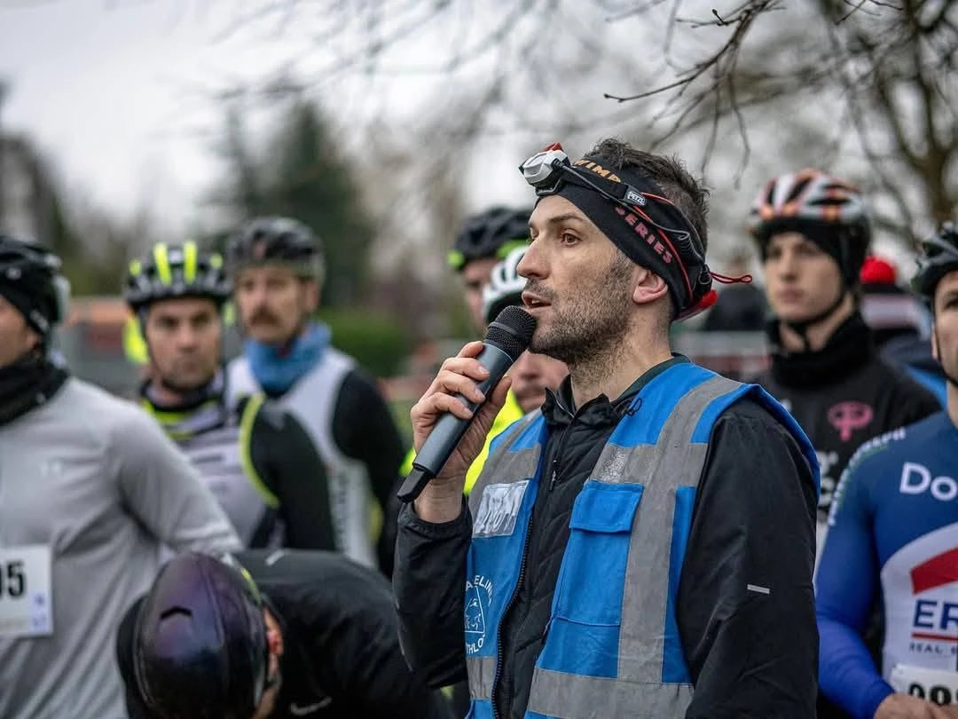 Guillaume Heneman au micro, sur la ligne de départ d'une course